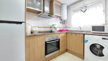 Een koelkast, een kookplaat