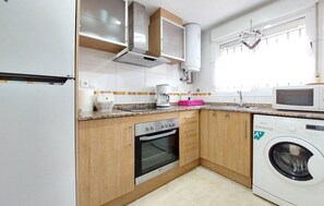 Frigorífico, microondas, placa de cocina y utensilios de cocina