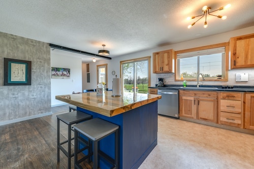 Family-Friendly Lander Home Rental: Yard, Patio!