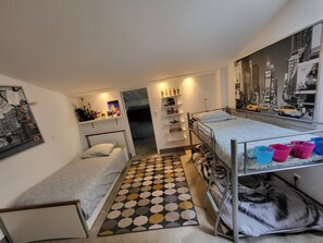 3 Schlafzimmer, Schreibtisch, Bügeleisen/Bügelbrett, WLAN