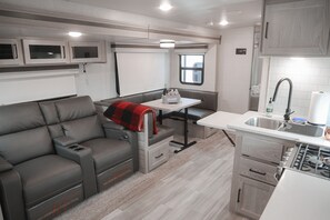 Kylskåp, mikrovågsugn, ugn och spishäll