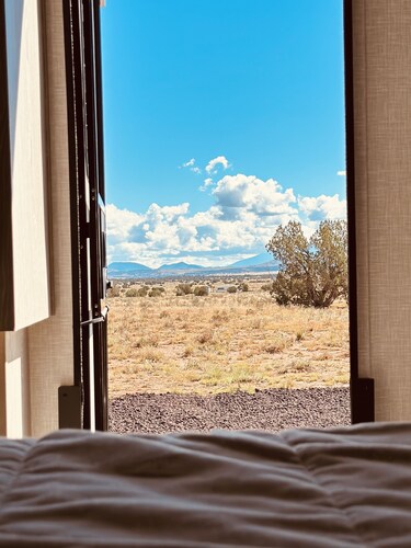 Stargazing Luxury Solar RV with mountain views! 30 mins to Grand Canyon.
