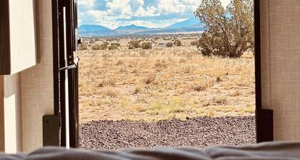 Stargazing Luxury Solar RV with mountain views! 30 mins to Grand Canyon.