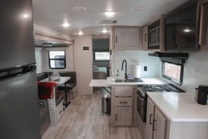 Refrigerador, microondas, horno y parrilla de estufa