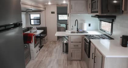 Stargazing Luxury Solar RV with mountain views! 30 mins to Grand Canyon.
