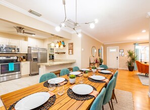 冷蔵庫、電子レンジ、オーブン、コンロ