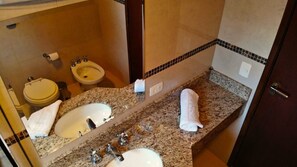 Douche, bidet, serviettes fournies, savon