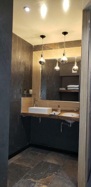 Douche, serviettes fournies, savon, shampoing