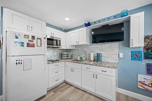 Kühlschrank, Mikrowelle, Herdplatte, Wasserkocher mit Kaffee-/Teezubehör