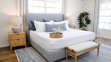 4 soverom, skrivebord, strykejern/-brett og reiseseng for barn