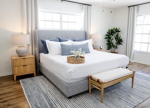 4 habitaciones, escritorio y tabla de planchar con plancha 