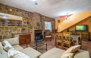 Televisión y chimenea 