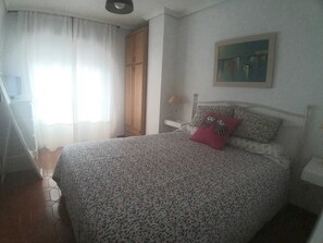 1 slaapkamer, een strijkplank/strijkijzer, beddengoed