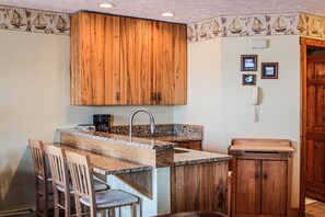 Interior - Suite 1 - Good Harbor (Glen Arbor)