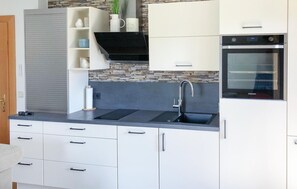 Kühlschrank, Ofen, Geschirrspüler, Wasserkocher mit Kaffee-/Teezubehör