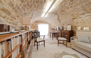 Interior - Cozy home in MONTBAZIN with WiFi (MONTBAZIN)