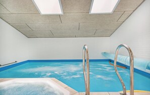 من حمّامات السباحة المغطاة