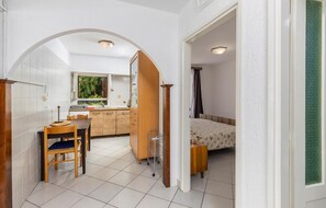 A compact room with a kitchenette, a dining area, and a bed. - Gorgeous apartment in Ika with swimming pool (Ika)