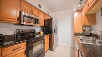 冰箱、微波炉、烤箱、炉灶