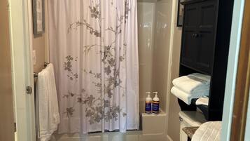 Secador de pelo, toallas, jabón, papel higiénico