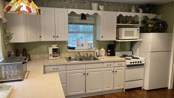 Geladeira, micro-ondas, cooktop, cafeteira/chaleira