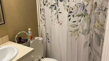 Serviettes fournies, savon, shampoing, papier toilette