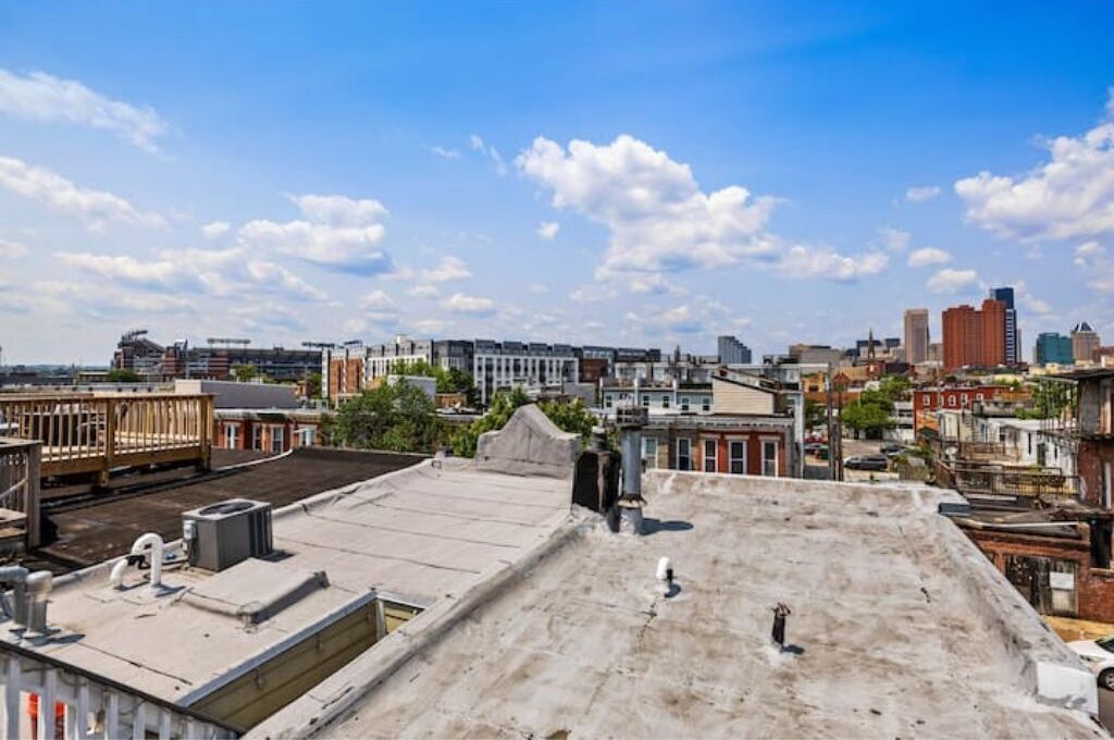 Un paisaje urbano con diversos edificios, incluyendo una mezcla de residenciales y comerciales.