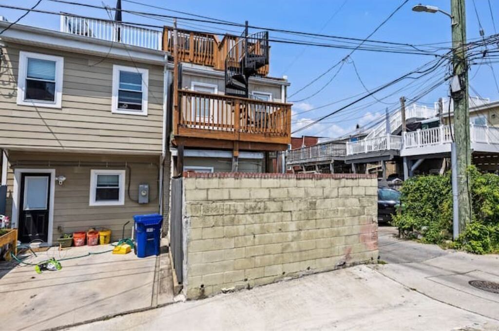 Un immeuble résidentiel à deux étages, doté d’un balcon à l’étage supérieur.