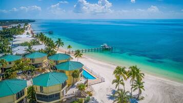 Na praia, espreguiçadeiras