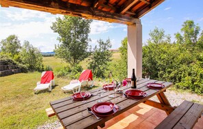 Outdoor dining - Nice home in Grospierres with WiFi (Grospierres)
