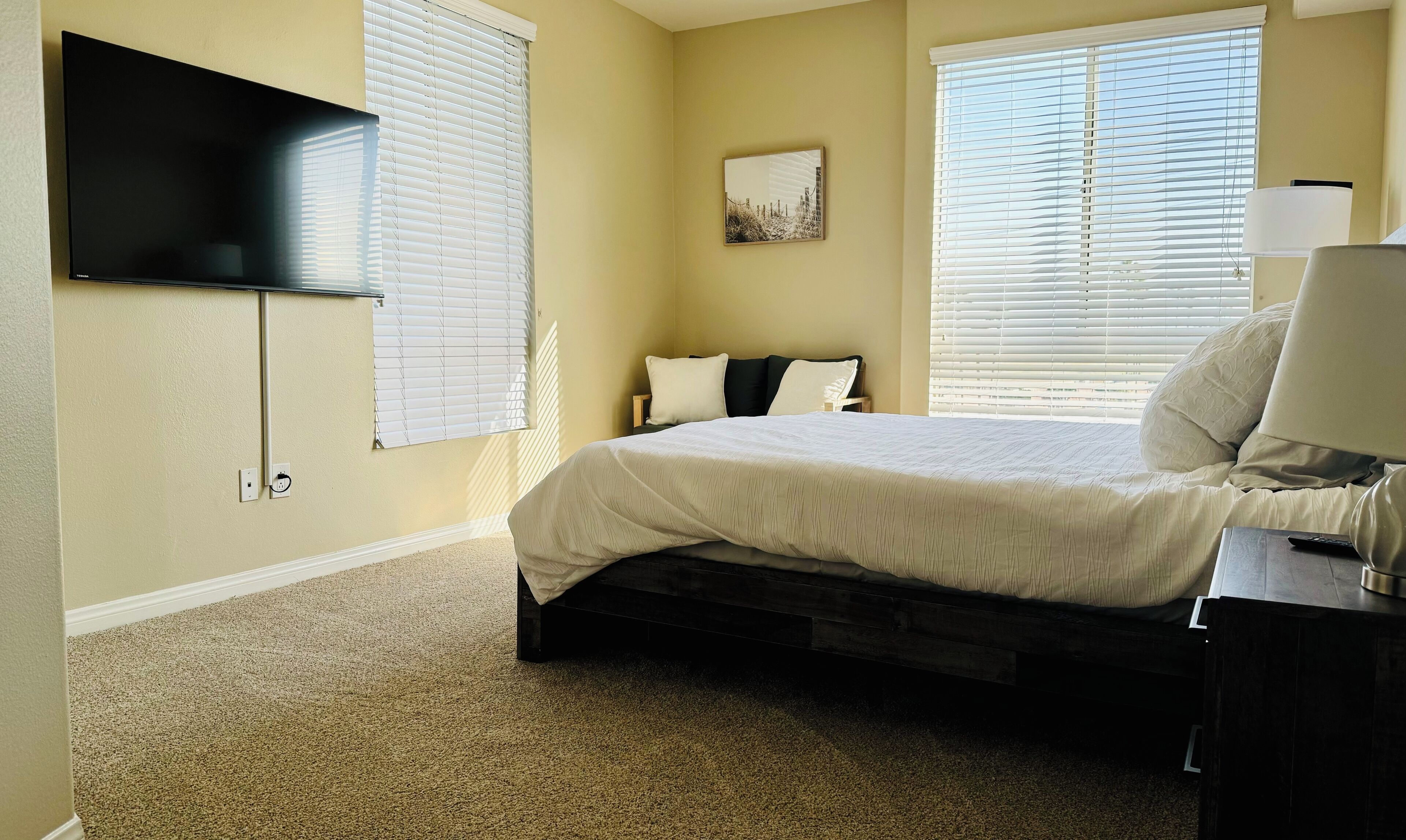 2 quartos, escrivaninha, ferros/tábuas de passar roupa, berço de viagem