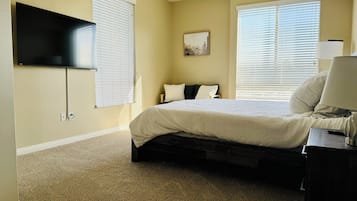 2 quartos, escrivaninha, ferros/tábuas de passar roupa, berço de viagem