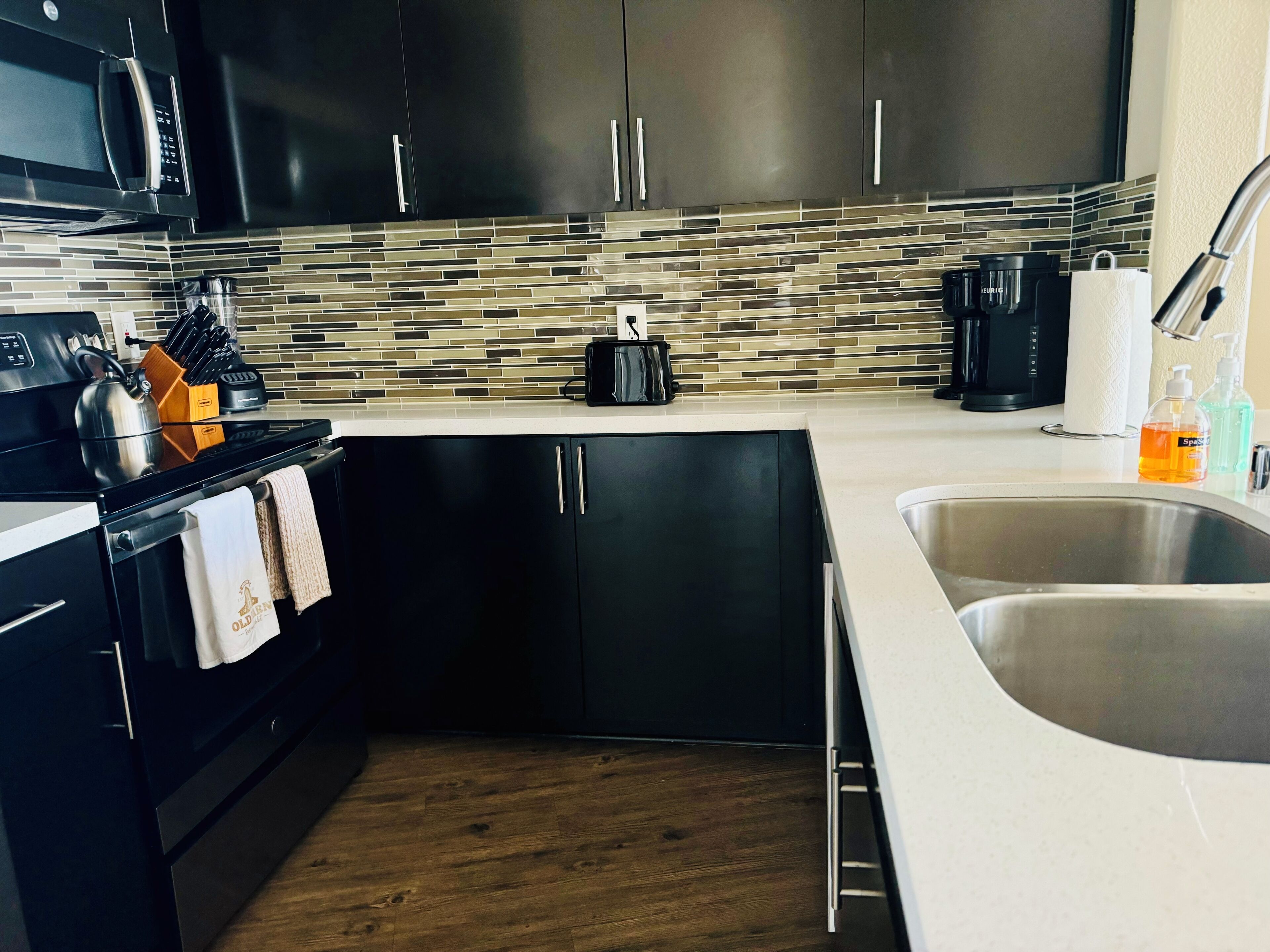 Frigorífico, microondas, horno y placa de cocina