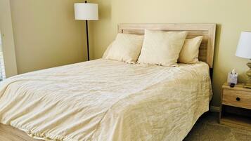 2 Schlafzimmer, Schreibtisch, Bügeleisen/Bügelbrett, Reisekinderbett