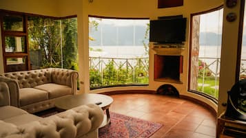 Smart TV, fireplace