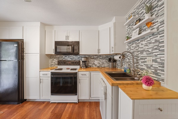 Mikrobølgeovn, ovn, kokeplater og oppvaskmaskin