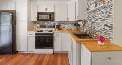 Lakefront Condo w/ Boat Launch! 20 Min to Smith Mtn Lake State Park!