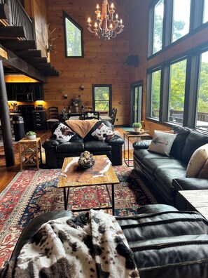 Smart TV, fireplace, DVD player, books - Elk River Cabin Watauga Lake Hot Tub 3 Stories 3 Bedrooms Mountain View’s hiking (Butler)