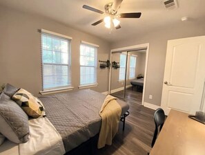 2 habitaciones, escritorio, tabla de planchar con plancha y wifi gratis