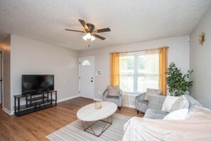 Living area - The Great Escape! A spacious and inviting atmosphere for relaxing and celebrating!! (Jonesboro)
