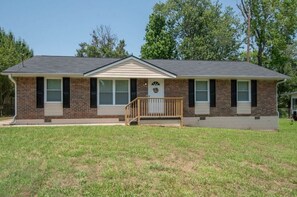 Exterior - The Great Escape! A spacious and inviting atmosphere for relaxing and celebrating!! (Jonesboro)