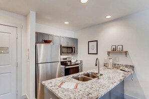 Geladeira, micro-ondas, fogão, cooktop