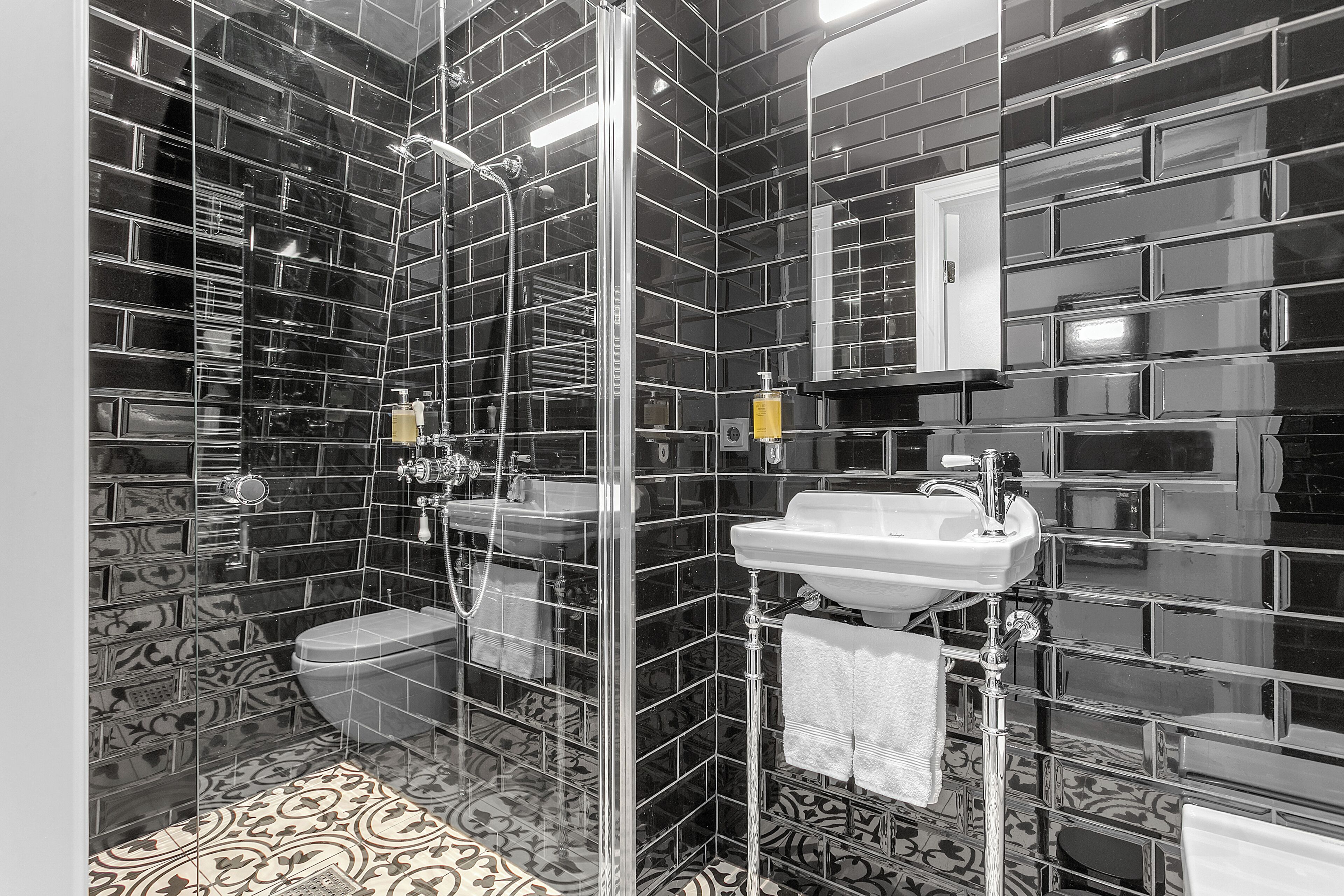 Ducha, secador de pelo, toallas, jabón