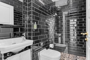 Quarto superior | Banheiro | Chuveiro, secador de cabelo (mediante solicitação), toalhas de banho