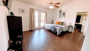 3 slaapkamers, een bureau, een strijkplank/strijkijzer, gratis wifi