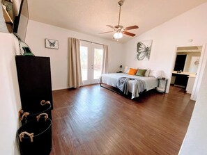 3 bedrooms, desk, iron/ironing board, free WiFi