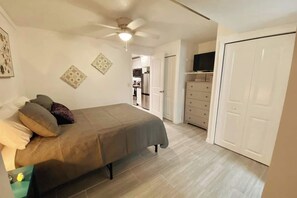 2 slaapkamers, een strijkplank/strijkijzer, gratis wifi, beddengoed