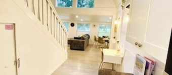 Lilac Loft- Lake, Pool, Pickle Ball, Disney, FUN!