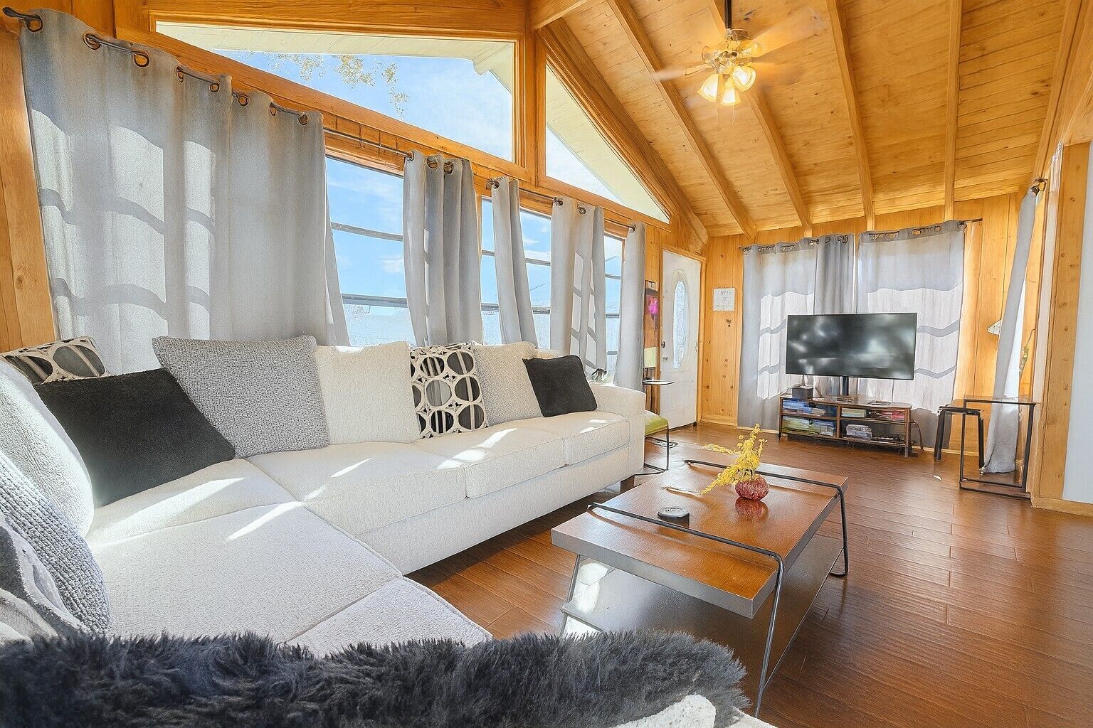 Una Smart TV, una oficina