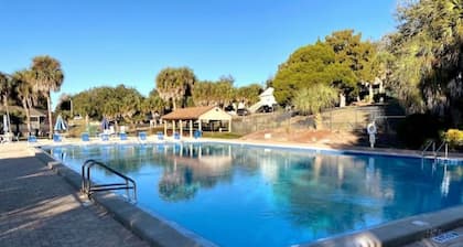 Coral Cottage-Pvt lake & pool access Near theme parks w/porch